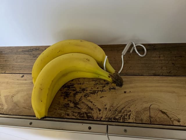 S字フックにバナナを通す