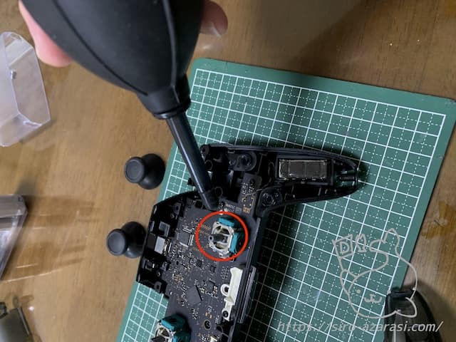 エアダスターでゴミを飛ばす